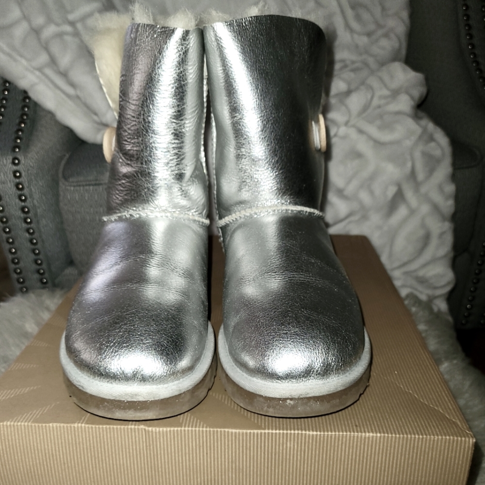 UGG Bailey Buttons